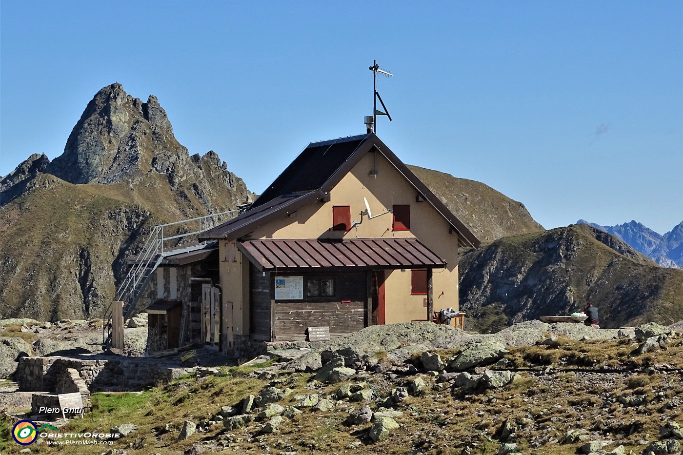 31Al Rif. Benigni (2222 m) con vista verso il Monte Valletto...splende il sole !.JPG